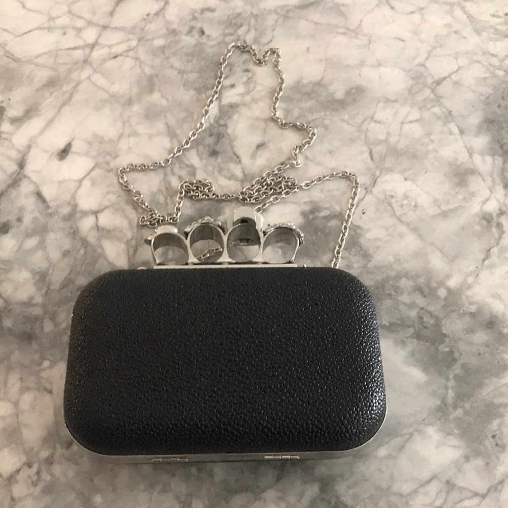 Black knuckle clutch
